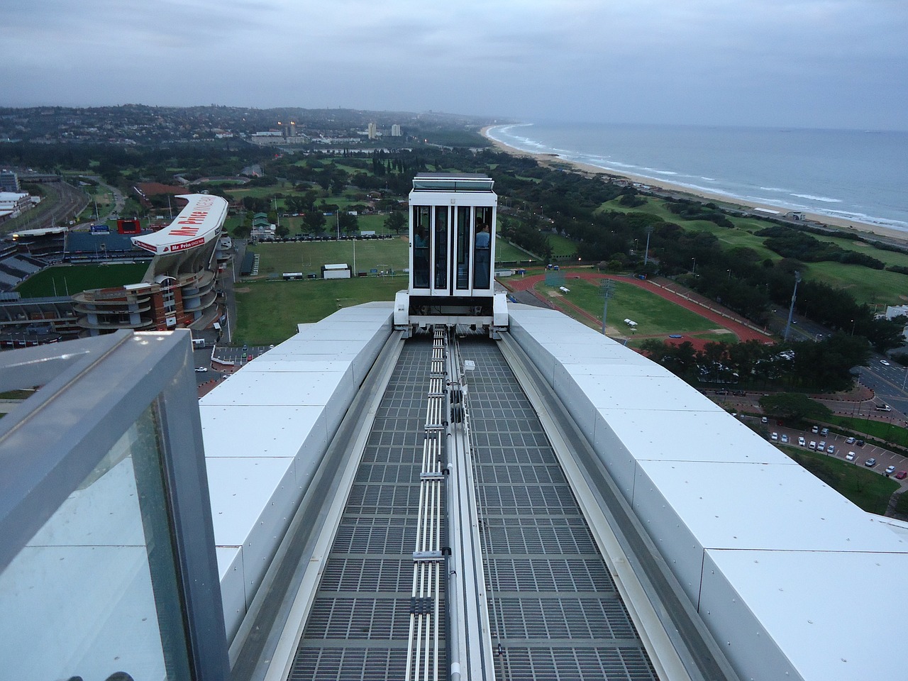 Durban: Durban - Fahrt mit dem Skycar auf das Moses Mabhida Stadion