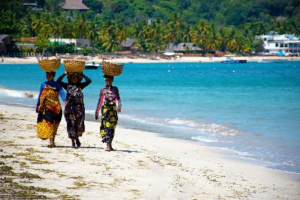 Indischer Ozean: Nadagaskar - Afrikanische Frauen am Strand