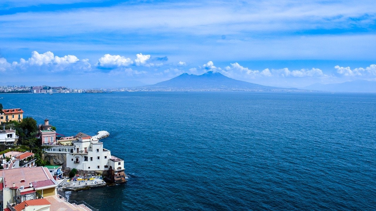 Neapel: Neapel mit Blick auf den Vezuv (Vulkan) in Italien