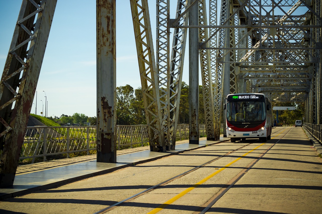 Montevideo: Montevideo - Brücke mit Bus in Uruguay 