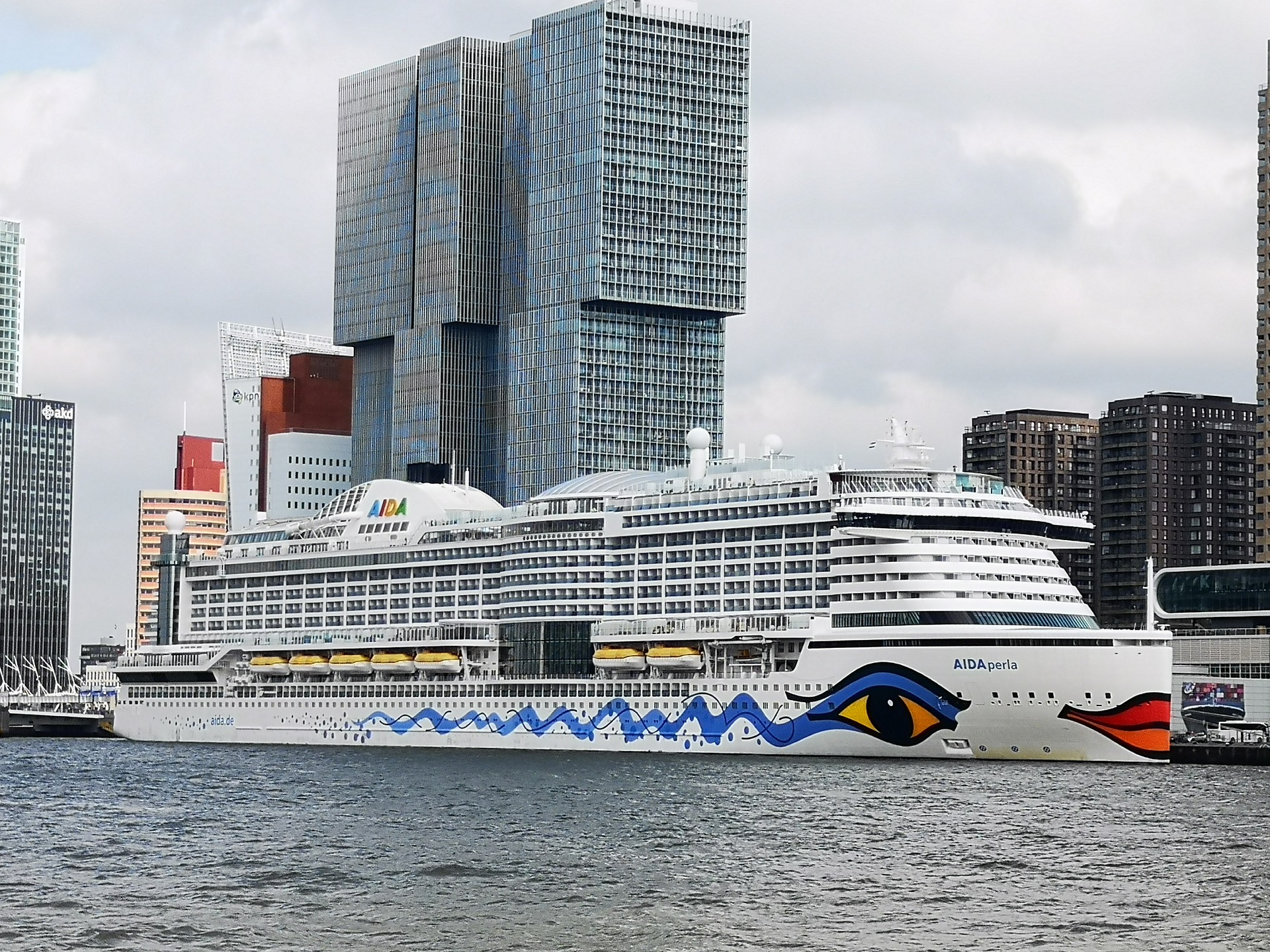 Rotterdam: Aidaperla im Hafen