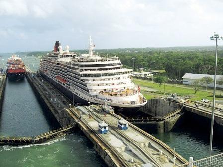 Queen Victoria auf dem Panamakanal