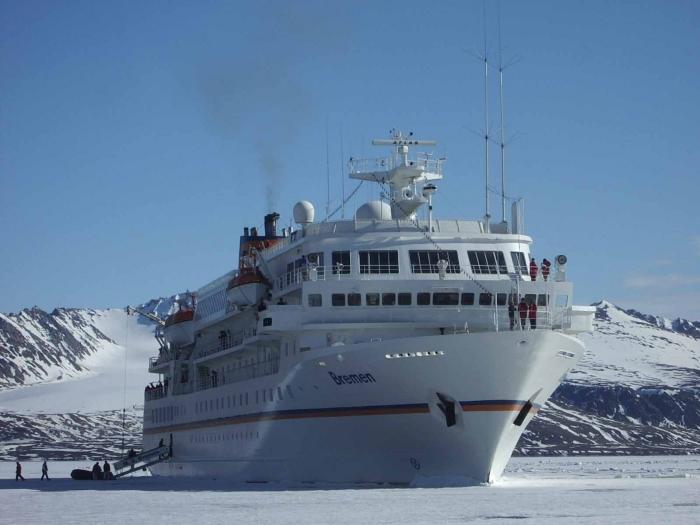 MS Bremen in Spitzbergen