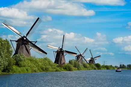 Nordeuropa: Windräder an der holländischen Küste