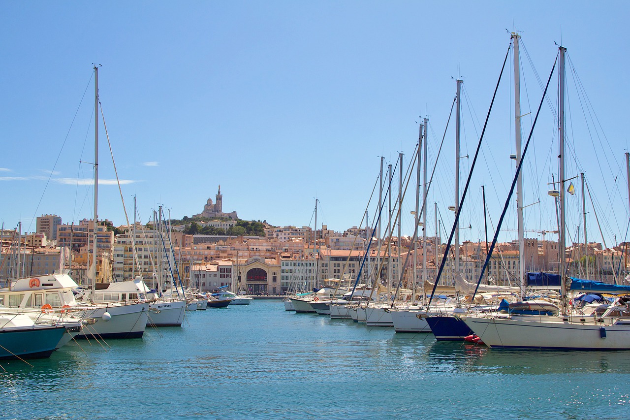 Hafen von Marseille im Hintergrund die Cathédrale Sainte-Marie-Majeure de Marseille)