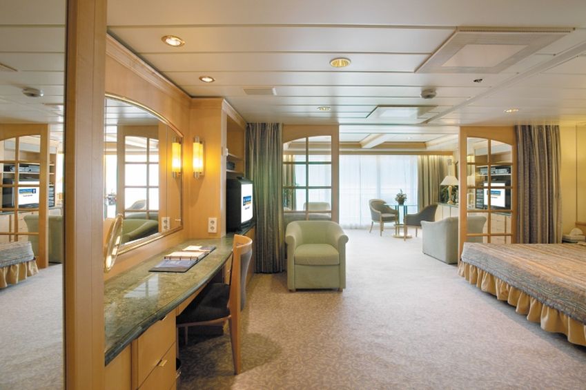 Enchantment of the Seas I Owner Suite